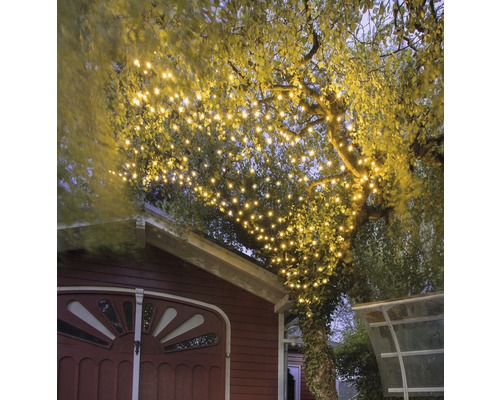 Lichterkette im Baum mit warmweissem Licht für stimmungsvolle Gartenbeleuchtung
