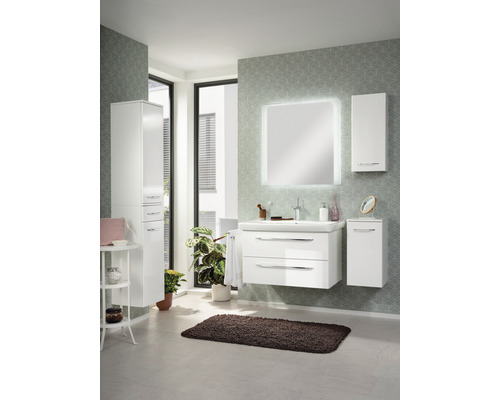 Badezimmer mit Waschtischunterschrank, Spiegelschrank, Hochschrank und Badteppich