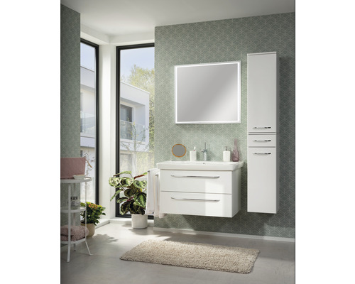 Modernes Badezimmer mit Waschtisch, Spiegelschrank und Hochschrank in einem hellen und freundlichen Design.