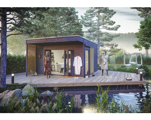 Holzgartenhaus mit Terrasse, Gartenmöbeln und Teich im Hintergrund