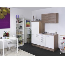 Küchenszene mit Küchenzeile, Tisch, Stuhl und Regal