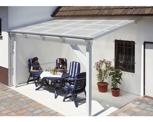 Überdachte Terrasse mit Gartenmöbeln und zwei Frauen beim Kaffeetrinken.