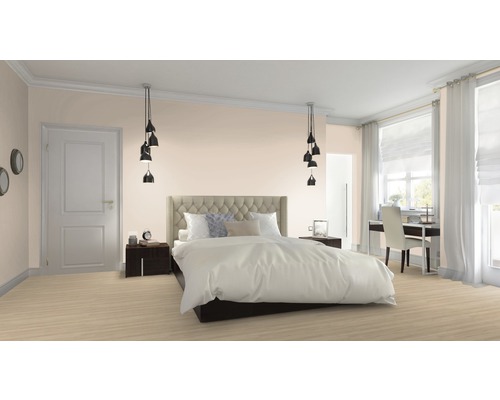 Helles Schlafzimmer mit Doppelbett, Nachttischen, Pendelleuchten und Schreibtisch am Fenster