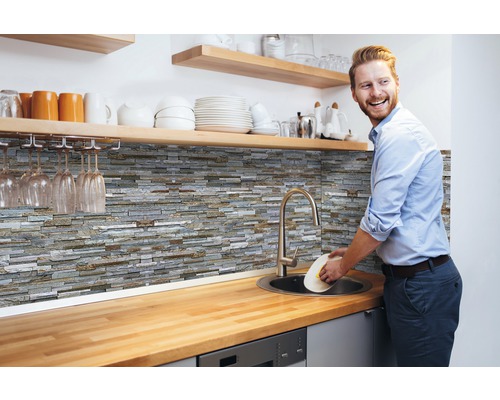 Küchenszene mit Spüle, Holzarbeitsplatte und Steinwandpaneelen