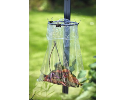 Gartenabfallsack mit Laub und Zweigen an einem Metallständer