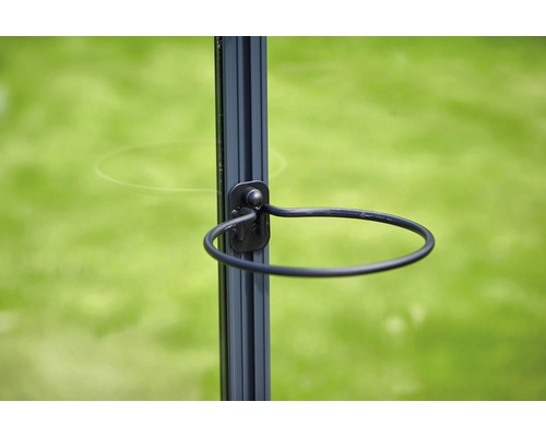 Blumenampelhalterung an einem Mast