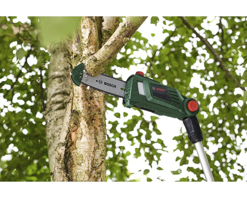 Astsäge beim Schneiden eines Astes mit Bosch Logo