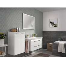 Modernes Badezimmer mit Waschbecken, Unterschrank, Spiegelschrank und Dekorationen.