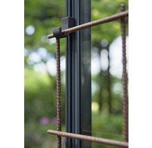 Detailaufnahme eines Halters zur Befestigung einer Rankhilfe an einem Gewächshaus