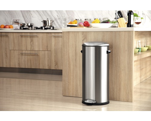 Edelstahl-Treteimer in einer hellen Küche.