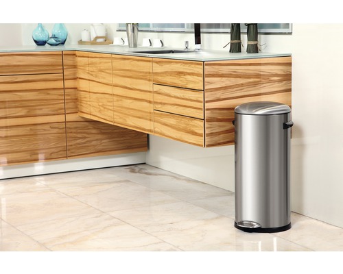 Edelstahl Treteimer in einer modernen Küche