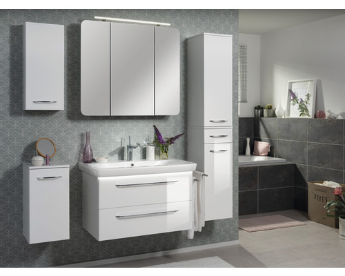 Helles Badezimmer mit weißem Waschtisch, Spiegelschrank, Hängeschrank und Hochschrank für ein ordentliches Ambiente.