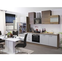 Helle Küche mit Esstisch, Kühlschrank und Einbauschränken