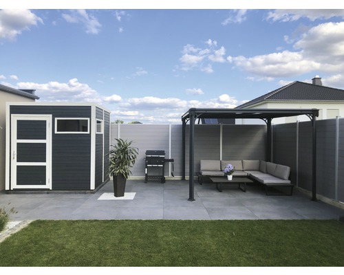 Gartenansicht mit Gerätehaus, Grill und überdachter Sitzecke