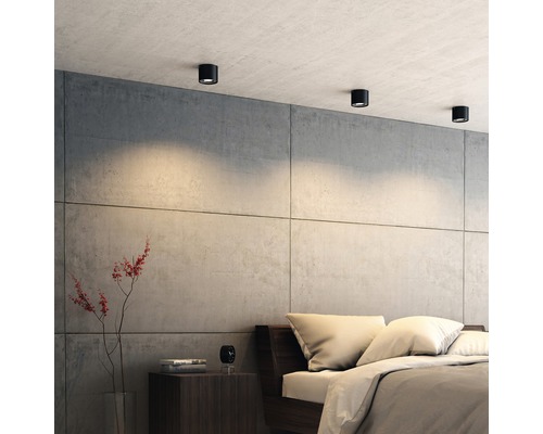 Schlafzimmer mit Deckenleuchten, Bett und Nachttisch