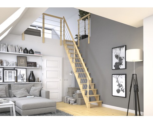 Helle Holztreppe mit Metallgeländer in modernem Wohnraum.