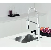 Küchenarmatur aus Edelstahl mit Spülbecken in einer hellen Küche