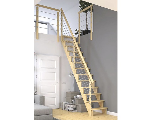 Holztreppe mit Geländer im Wohnraum.