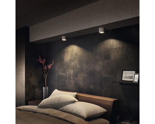 Schlafzimmer mit Bett und zwei Deckenleuchten