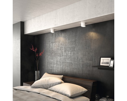 Schlafzimmer mit Bett und Deckenleuchten