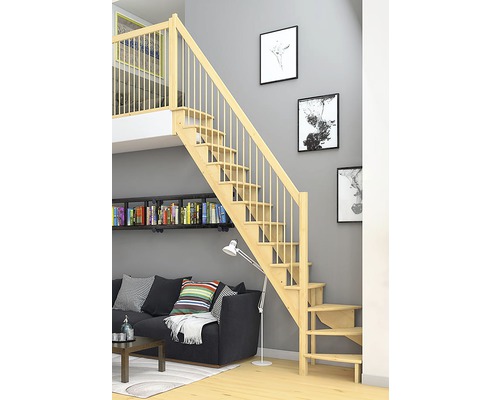 Holztreppe in einem Wohnraum mit Sofa und Bücherregal