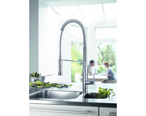 Küchenspüle mit Mischbatterie und flexiblem Auslauf in einer hellen Küche