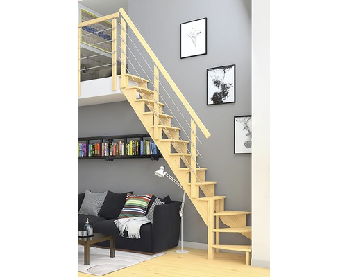 Holztreppe mit Stahlseilgeländer in einem Wohnraum