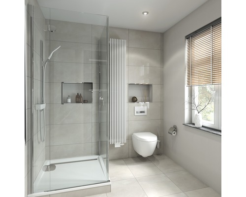 Helles Badezimmer mit Dusche, Heizkörper und Toilette