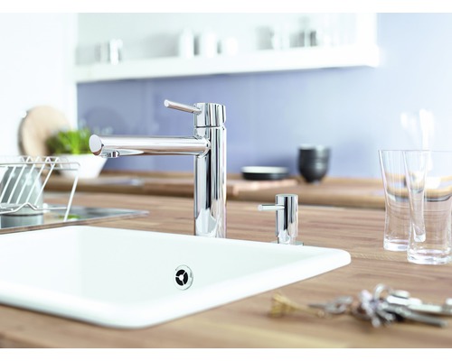 Küchenspüle mit Wasserhahn und Seifenspender auf einer Arbeitsplatte