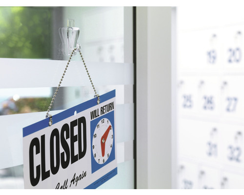 Geschlossen Schild hängt an einer Tür