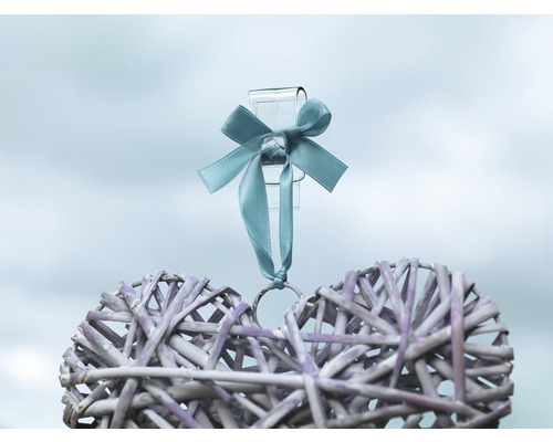 Dekoratives Weidenherz mit Schleife an einem Haken