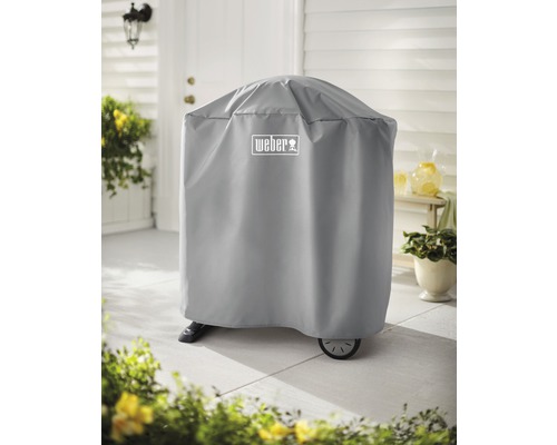 Weber Logo Grillabdeckung auf Terrasse