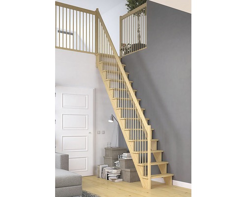 Holztreppe in einem Wohnraum mit Geländer