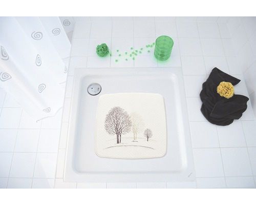 Badezimmer mit Duschwanne, Duschvorhang und Badematte mit Baum-Motiv