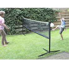 Freizeit-Szene mit zwei Kindern, die mit einem multifunktionalen Spielnetz im Garten spielen