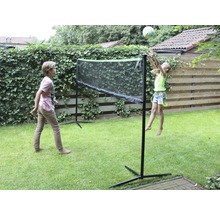 Zwei Kinder spielen mit einem Netz im Garten.