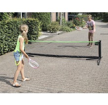 Zwei Kinder spielen mit einem tragbaren Tennisnetz im Freien.