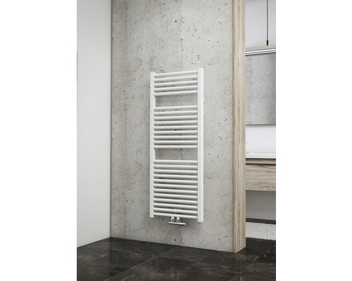 Badheizkörper Schulte München 1215x500 mm weiß mit Mittelanschluss Weißer Handtuchheizkörper an einer Wand im Badezimmer