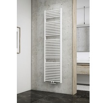 Weißer Handtuchheizkörper im Badezimmer