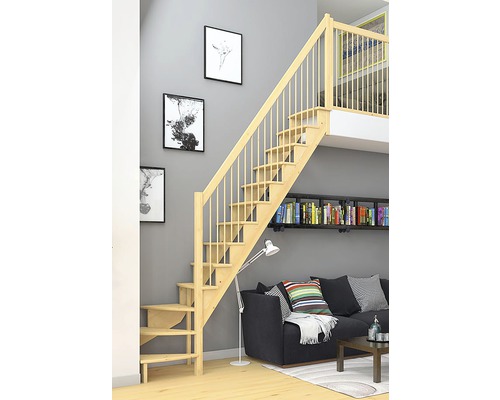 Holztreppe in einem Wohnzimmer mit Sofa und Bücherregal