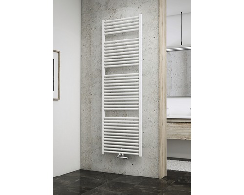 Badheizkörper Schulte München 1775x600 mm weiß mit Mittelanschluss Weißer Handtuchheizkörper an einer Wand im Badezimmer