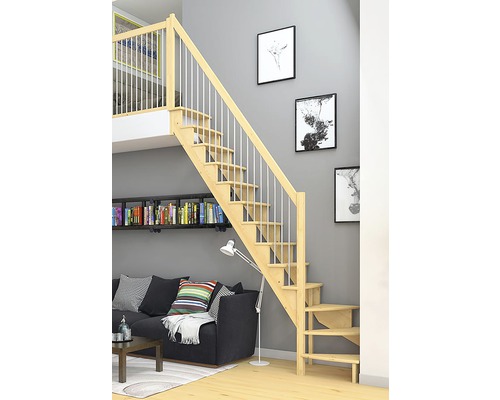 Holztreppe mit Geländer im Wohnraum.
