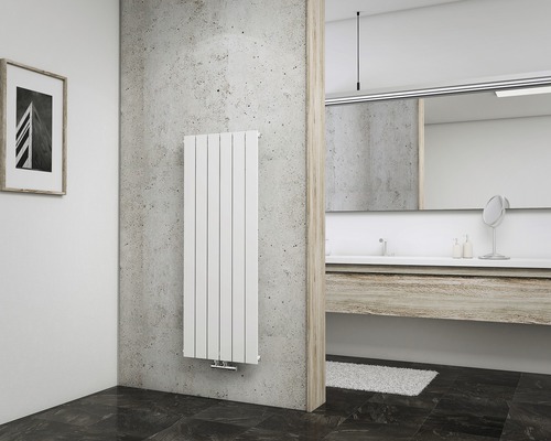 Designheizkörper Schulte Aachen 1200x464 mm weiß mit Mittelanschluss Badezimmer mit Heizkörper, Waschtisch und Spiegel