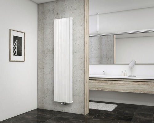 Designheizkörper Schulte Aachen 1800x464 mm weiß mit Mittelanschluss Modernes Badezimmer mit Heizkörper, Waschtisch und Spiegel