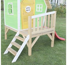 Spielhaus mit Treppe und Rutsche im Garten.