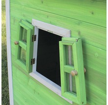 Detailansicht eines geöffneten Fensters an einem grünen Holzspielhaus