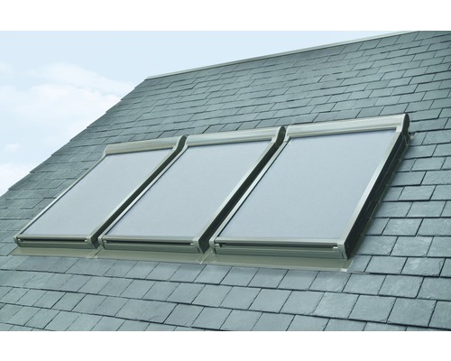 Drei Dachfensterrollos auf einem Schieferdach