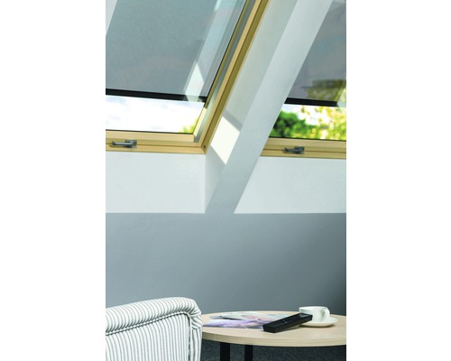 Dachfenster mit Verdunkelungsrollo in einem hellen Wohnraum