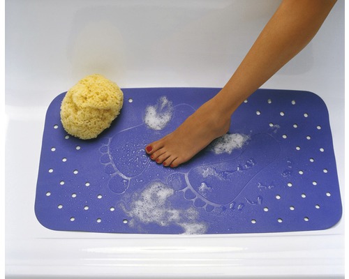 Badewannenmatte mit Fußabdruckmuster, gelbem Badeschwamm und Fuß in der Badewanne