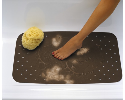 Braune Badewannenmatte mit Fußabdruckmuster, Füßen und Badeschwamm in Badewanne